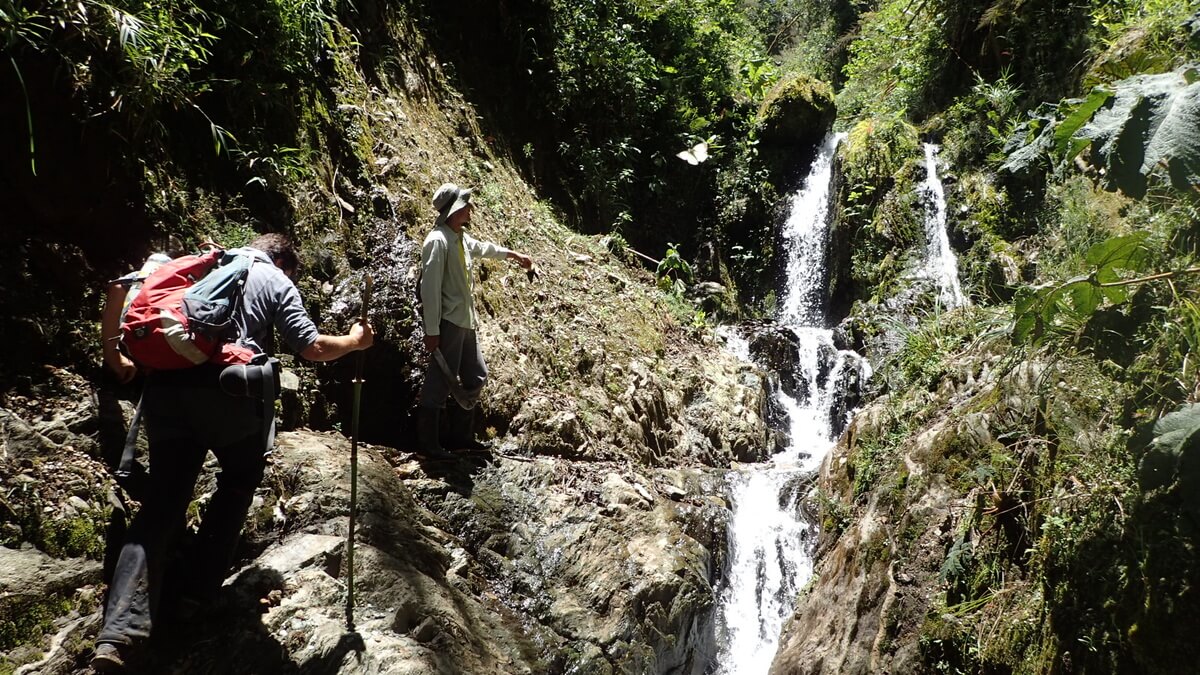 Weg zu Wasserfall