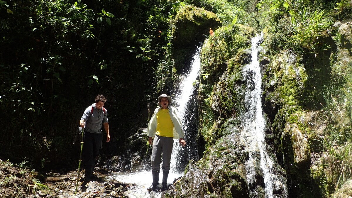 Weg zu Wasserfall