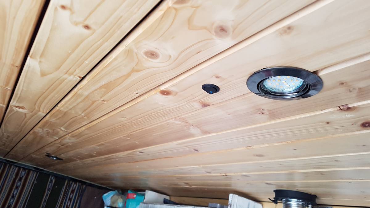Holzdecke mit LED Spots