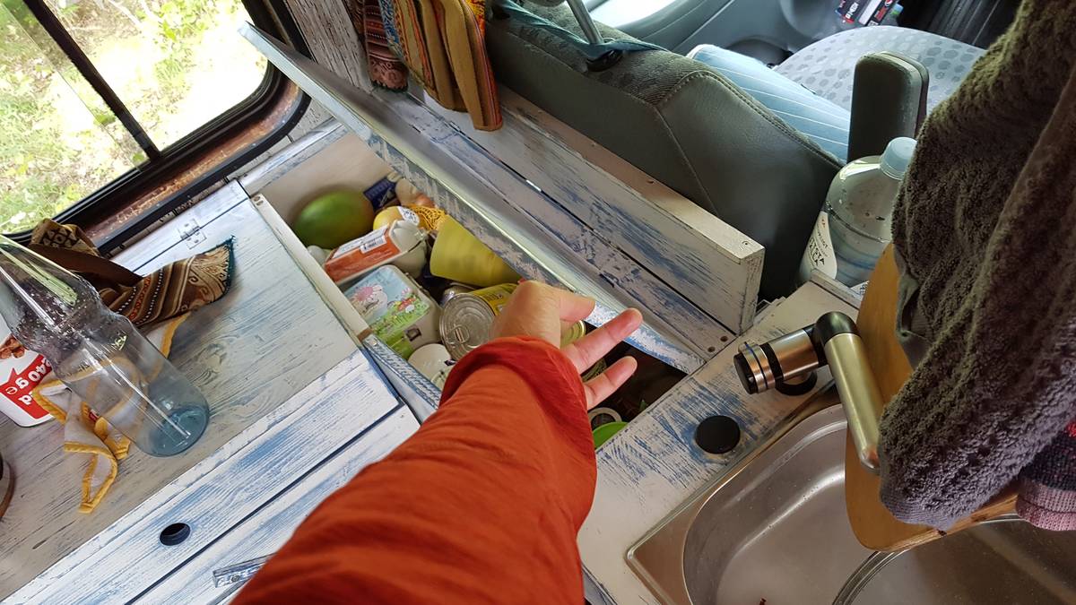 Lebensmittelfach mit Klappe für Rückenlehne