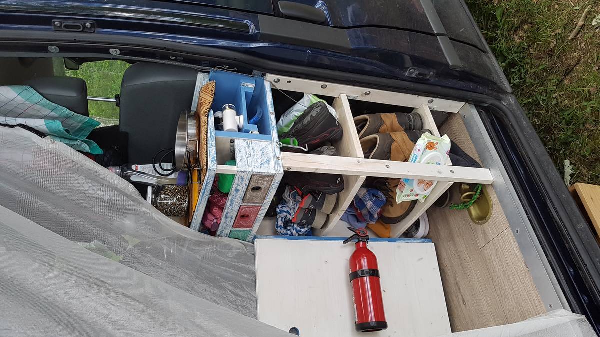 Schuhregal und Feuerlöscher